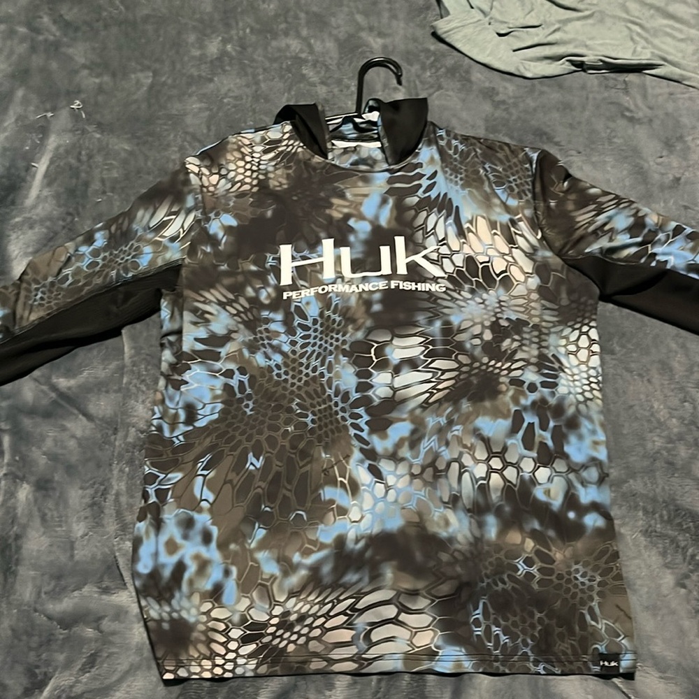 worn 2-3 times, Huk thin long sleeve sun protection fishing shirt. Size L